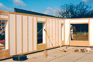 Budowa ścian z prefabrykatów betonowo-drewnianych