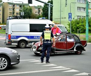 Święcenie pojazdów w Tychach przyciągnęło tłumy. Setki samochodów skropionych wodą święconą