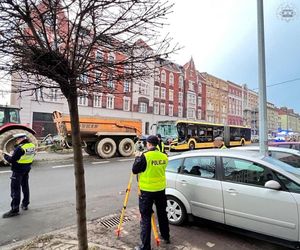 Gliwice. Autobus miejski huknął w ciągnik. Jest wielu rannych. Dwie osoby w ciężkim stanie [ZDJĘCIA].