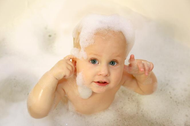 Dziecko w kąpieli z bąbelkami