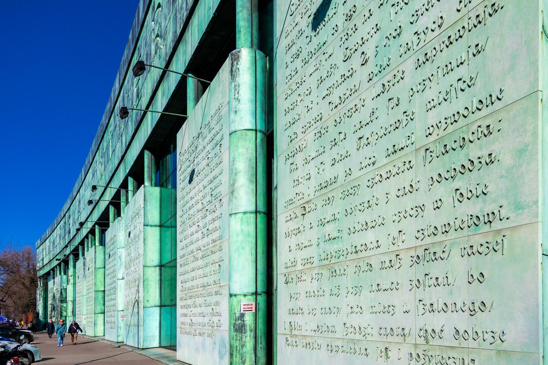 Biblioteka Uniwersytecka w Warszawie - zdjęcia. Zobacz postmodernistyczną ikonę, którą kiedyś uznawano za kicz