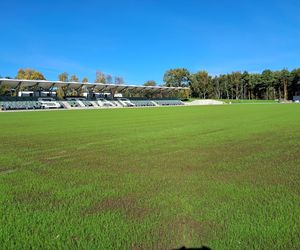 Budowa stadionu w Starachowicach. Na murawie już zielono