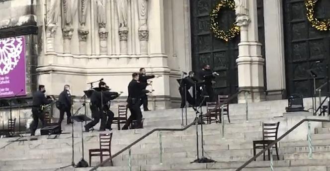 Strzelanina pod katedrą w Nowym Jorku. Zamaskowany napastnik krzyczał do policji: "Zabijcie mnie" 