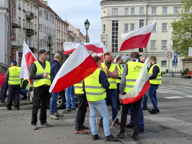 Kalisz. Rolnicy protestowali przed biurami poselskimi 