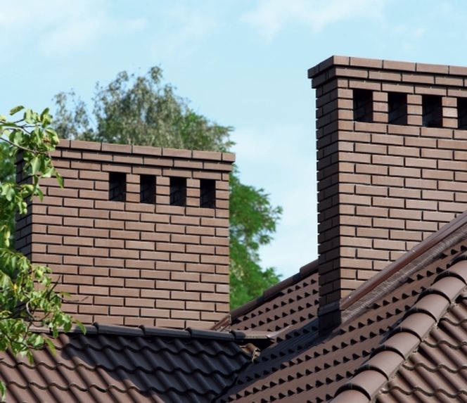 Komin ceglany lub ceglana obudowa wkładu kominowego. Zasady budowy