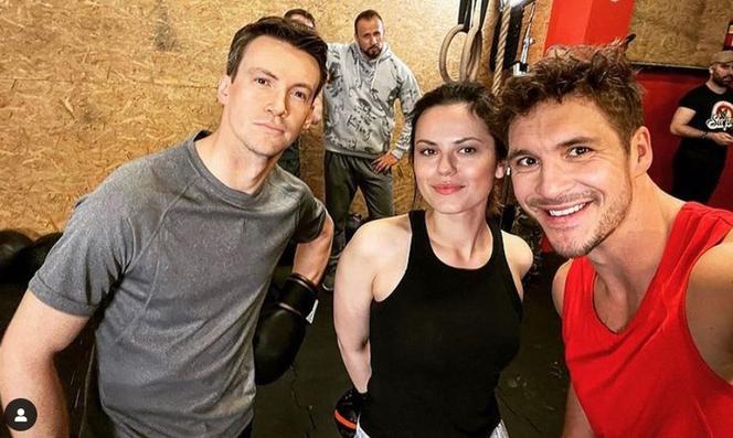 M jak miłość odc. 1666 po wakacjach 2022. Jakub Karski (Krzysztof Kwiatkowski), Kasia Stawska (Paulina Lasota), Marcin (Mikołaj Roznerski)