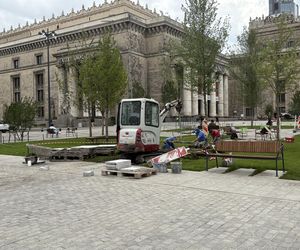 Absurd roku w Warszawie. Zrywają zieleń na nowym pl. Centralnym. Zamiast niej będzie beton
