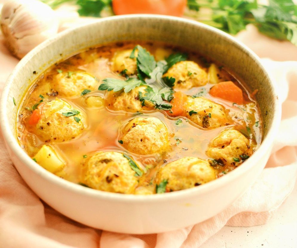 Zupę warzywną podaj z tymi pulpecikami. Prosty przepis na sycący obiad 2 w 1 