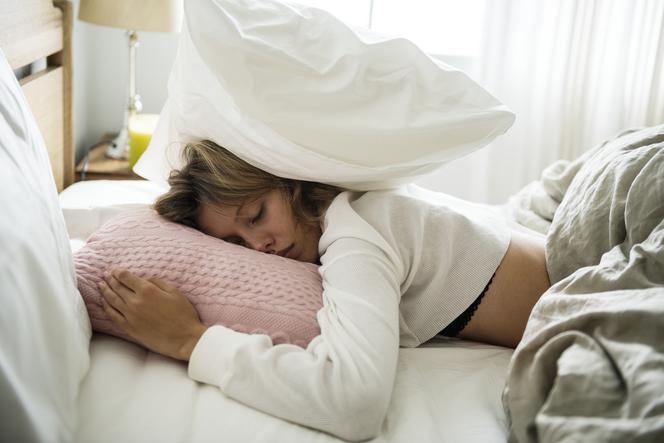 Zespół opóźnionej fazy snu (DSPS) – co to jest, przyczyny, diagnostyka i leczenie