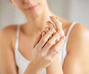 Suche dłonie i paznokcie? Poradzisz sobie z nimi bez wychodzenia