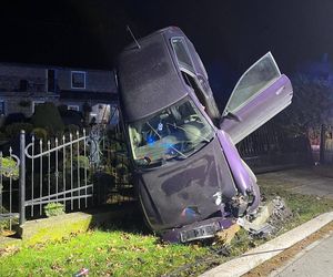 Wypadek w Ogorzelcu. Samochód stanął niemal pionowo