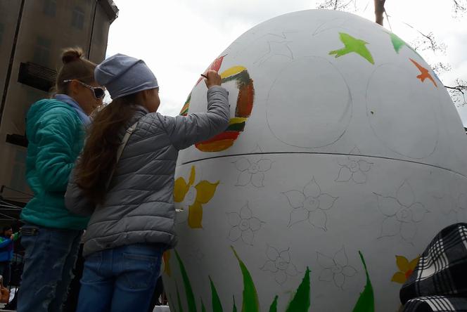 Gigantyczna dwumetrowa pisanka stanęła w centrum Warszawy