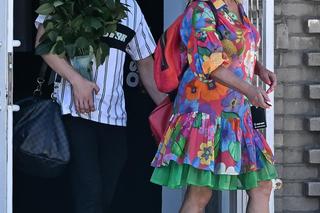 Majka Jeżowska całuje tancerza po rękach