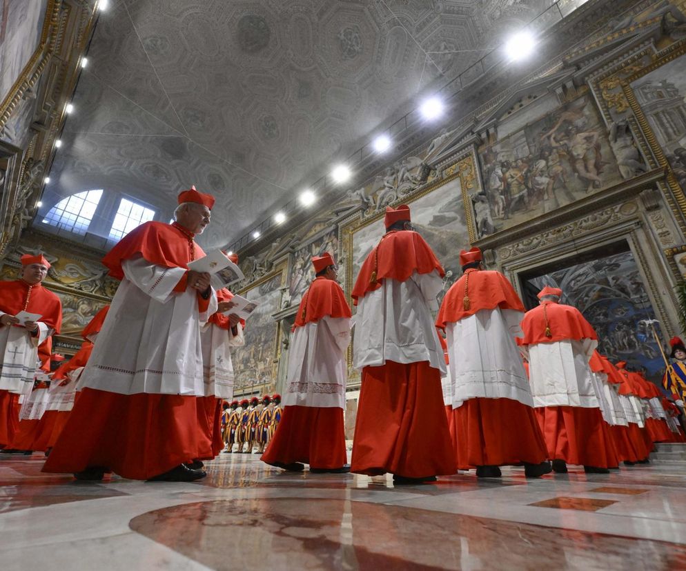 Z OSTATNIEJ CHWILI: Rozpoczęło się konklawe 2025 – kardynałowie złożyli przysięgę w Kaplicy Sykstyńskiej