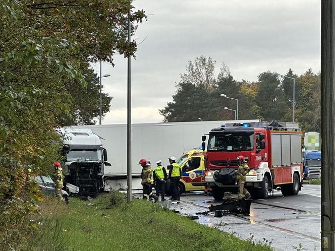 Piotrków Trybunalski. Śmiertelny wypadek kierującej saabem. Zginęła na oczach dzieci [ZDJĘCIA].