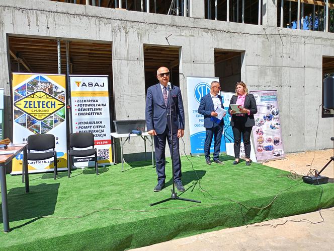 W ścianie budynku powstającego Branżowego Centrum Umiejętności w branży elektroenergetyki zamurowana została także kapsuła czasu