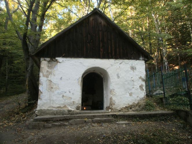 Uchodzi za jedną z najpiękniejszych wsi w Małopolsce. Zamieszkał w niej pustelnik