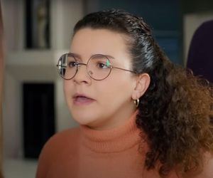 Policja znajduje ciało porywacza Ragipa i przychodzi po Melis. Ta chwyta za broń! Szybko okazuje się jednak, że to tylko zły sen Feraye.