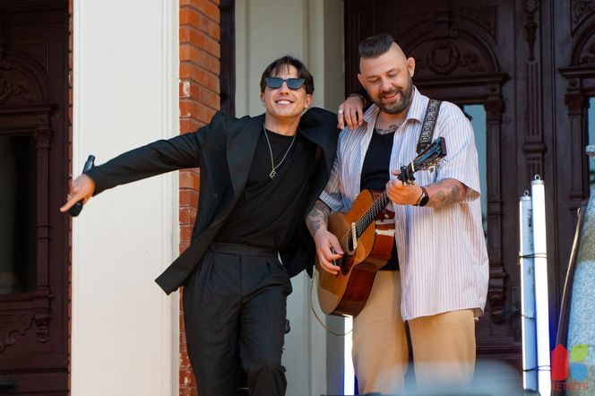 Koncert Dawida Kwiatkowskiego przed ratuszem miejskim w Kętrzynie