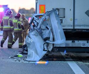 Dramatyczny wypadek w Medyce. Nie żyją dwie osoby.  Bus uderzył w samochód ciężarowy