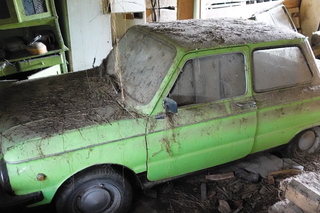 Z mazurskiej stodoły wyciągnęli 50-letnie auto. Teraz dają mu drugie życie [WIDEO]