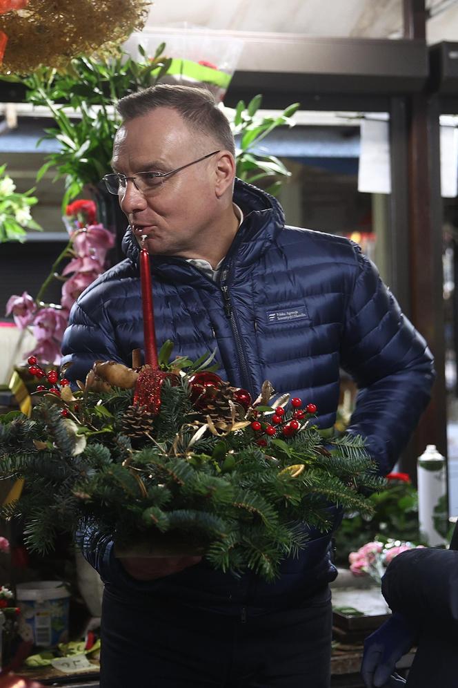 Prezydent Andrzej Duda podczas przedświątecznych zakupów na Nowym Kleparzu w Krakowie