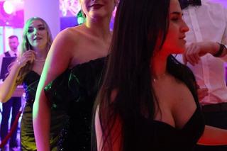 Studniówka 2024 w Opatowie. Cudowny walc uczniów Zespołu Szkół numer 1