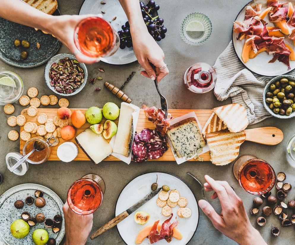 Stół zastawiony jedzeniem