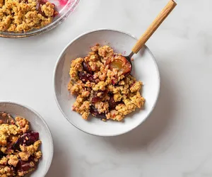 Śliwkowe crumble bezglutenowe: przepis na śliwki pod owsianą kruszonką