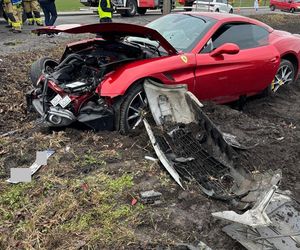 Wypadek w Radziejowie. Piękne Ferrari rozbite, 19-latek ukarany