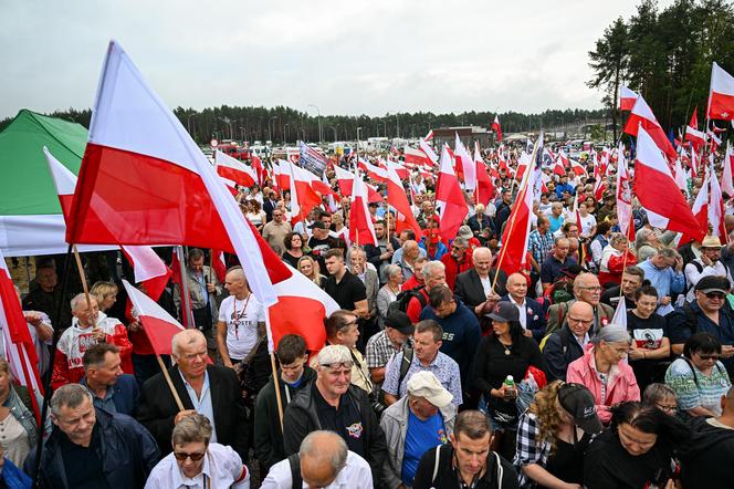 Tłumy z całej Polski na Podkarpaciu. W niedzielę odsłonięto kontrowersyjny pomnik