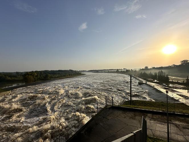 Powódź w Nysie. Wał przy Wyspiańskiego uszczelniony