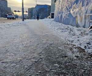 Lód na chodnikach i ulicach we Wrocławiu. Można połamać nogi!