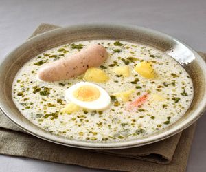 Kremowy i delikatny żurek zachwyci wszystkich gości. Wystarczy zrobić zakwas z płatków owsianych