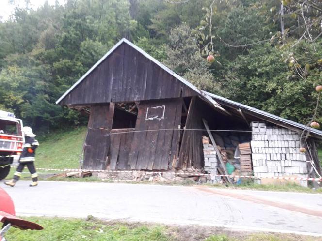 Kicznia. Uderzył samochodem w budynek. Wszystko przez dzikie zwierzę