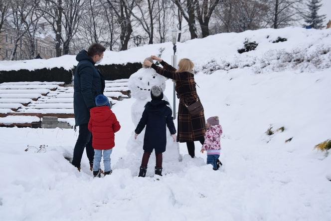 Ulepił bałwana i wycałował żonę