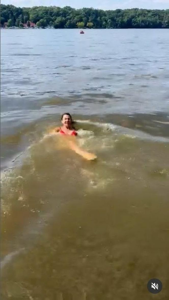 Gorące nagranie Anny Popek! Bikini, słońce i wodna przygoda