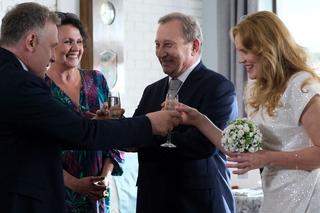 M jak miłość, odcinek 1684: Krystyna (Dorota Chotecka-Pazura), Staszek (Sławomir Holland), Marysia (Małgorzata Pieńkowska), Artur Rogowski (Robert Moskwa)