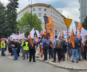 Protest hutników w Warszawie. Idą od Sejmu do Kancelarii Premiera