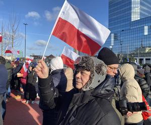 Kupcy z Marywilskiej 44 protestują pod Ratuszem. Walczą z podwyżką czynszu w centrum handlowym