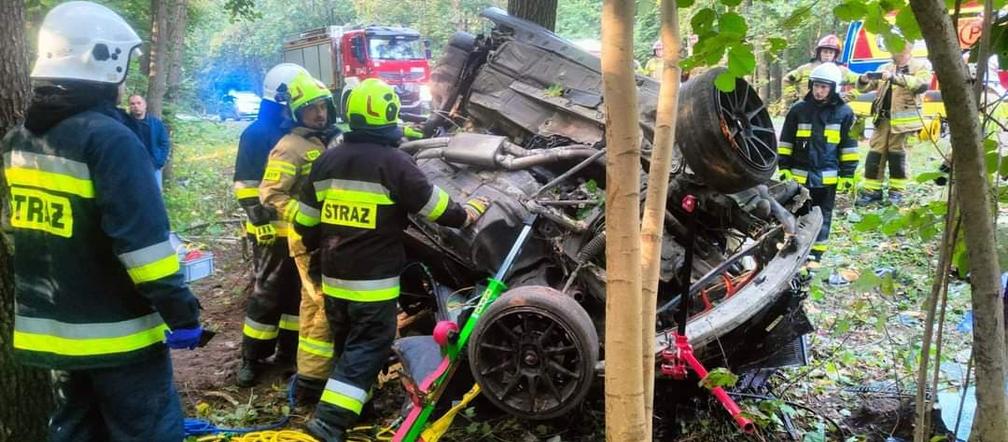 BMW owinęło się wokół drzewa, kierowcę z wraku wydobyli strażacy
