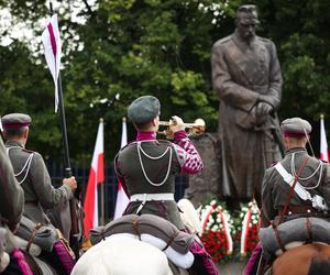 Andrzej Duda złożył kwiaty pod pomnikiem Piłsudskiego