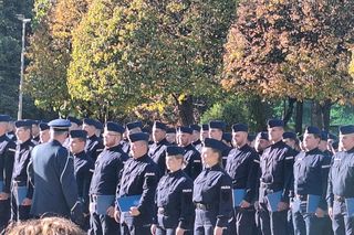 Uroczyste zakończenie szkolenia policyjnego w Katowicach. Ponad 200 nowych policjnatów