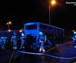 Przy autostradzie A4 doszczętnie spłonął autokar. Pojazdem podróżowały dzieci wracające z wakacji