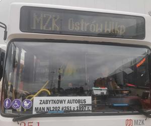 Zabytkowy autobus dla stowarzyszenia