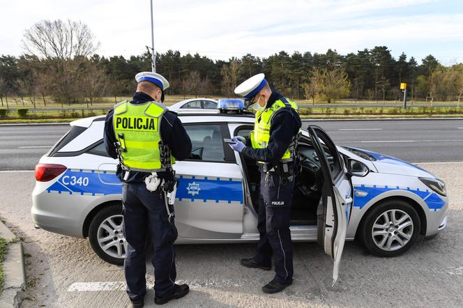 Policja kontrolowała czy toruńscy kierowcy respektują obowiązek noszenia maseczek