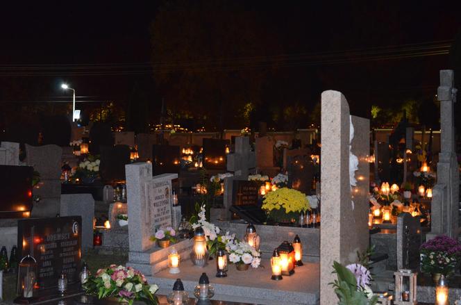 Dzień Zaduszny na starachowickich cmentarzach. Wyglądają wyjątkowo