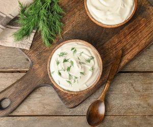 Smażona śmietana - sposób babć na przepyszną okrasę do pierogów, klusek i ziemniaków