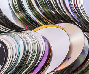 Gdzie wyrzucić płyty CD? Czy płyty CD to elektrośmieci? Zasady segregacji 