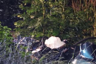 Roztrzaskał się mercedesem na drzewie. Nie miał żadnych szans